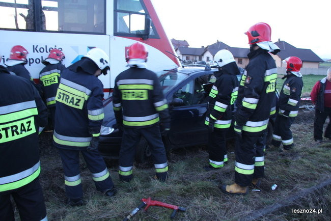 Auto wjechało pod szynobus (dźwięk i zdjęcia)