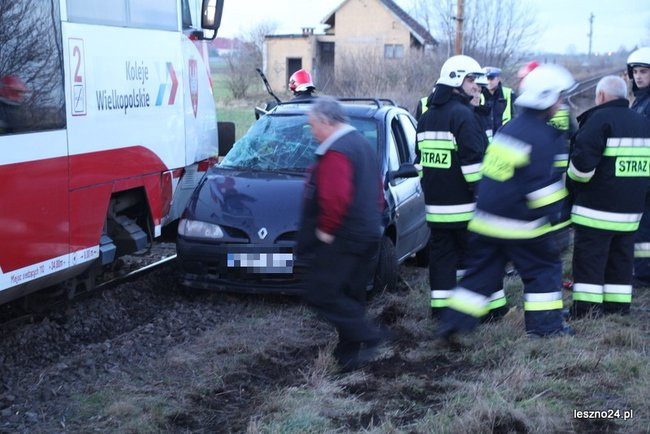 Auto wjechało pod szynobus (dźwięk i zdjęcia)