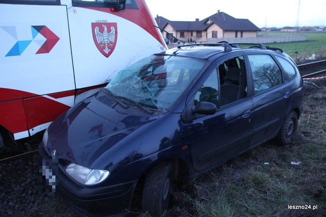 Auto wjechało pod szynobus (dźwięk i zdjęcia)