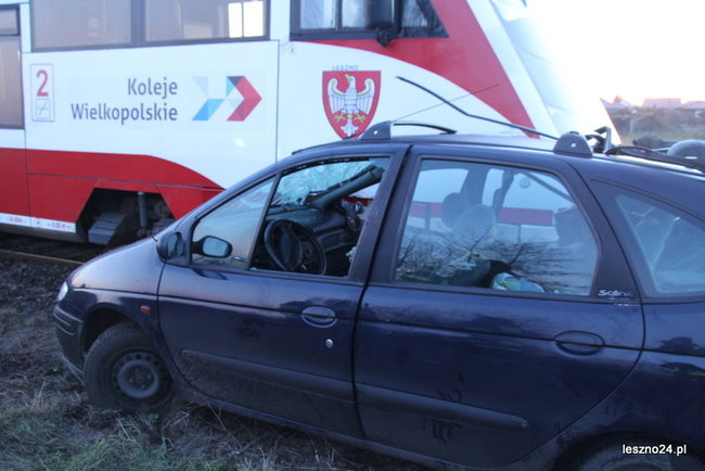 Auto wjechało pod szynobus (dźwięk i zdjęcia)