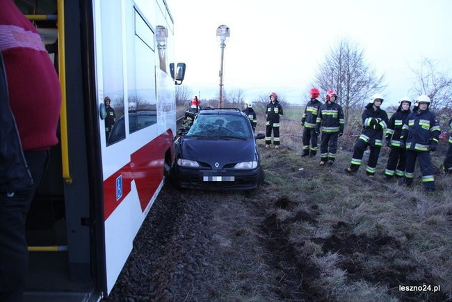 Auto wjechało pod szynobus (dźwięk i zdjęcia)
