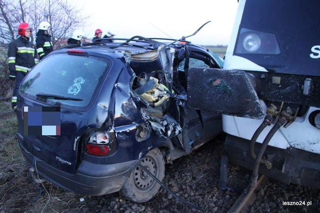 Auto wjechało pod szynobus (dźwięk i zdjęcia)