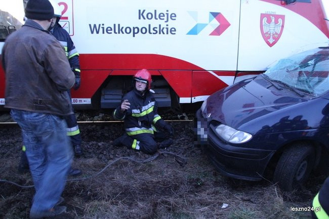 Auto wjechało pod szynobus (dźwięk i zdjęcia)