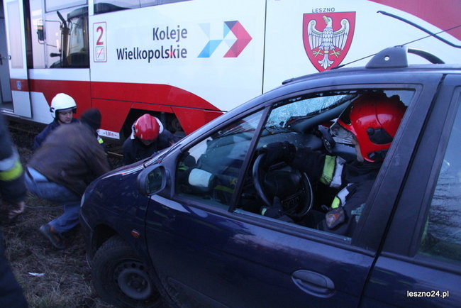 Auto wjechało pod szynobus (dźwięk i zdjęcia)