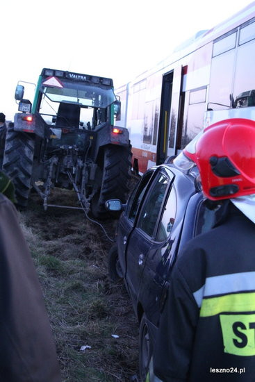 Auto wjechało pod szynobus (dźwięk i zdjęcia)