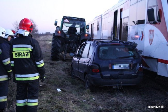 Auto wjechało pod szynobus (dźwięk i zdjęcia)