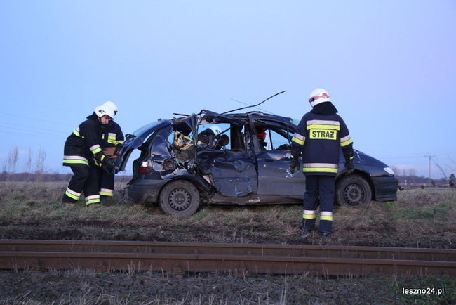 Auto wjechało pod szynobus (dźwięk i zdjęcia)