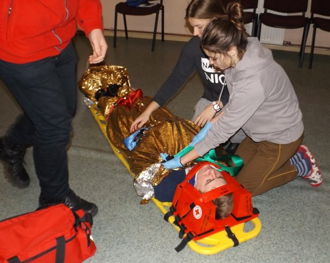 Młodzież z PCK na biwaku (zdjęcia)