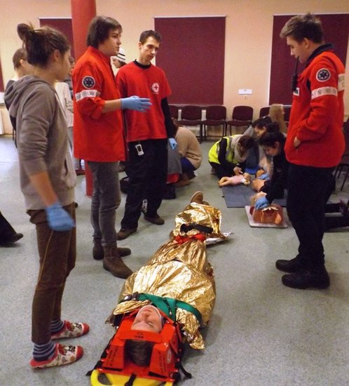 Młodzież z PCK na biwaku (zdjęcia)