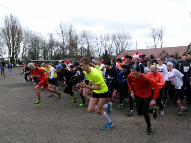 Trzystu sylwestrowych biegaczy ( zdjęcia)
