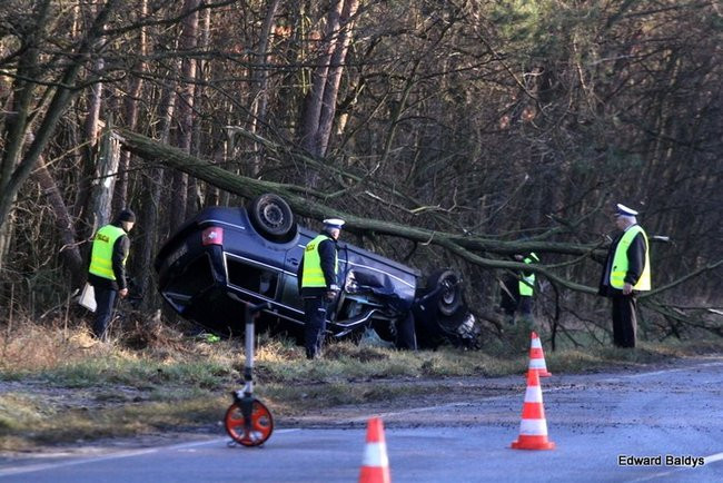 Dachowanie samochodu koło Krzemieniewa (zdjęcia)