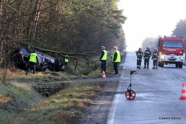Dachowanie samochodu koło Krzemieniewa (zdjęcia)