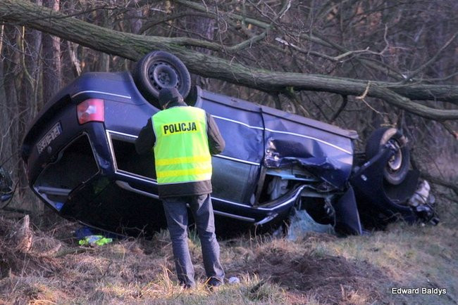 Dachowanie samochodu koło Krzemieniewa (zdjęcia)