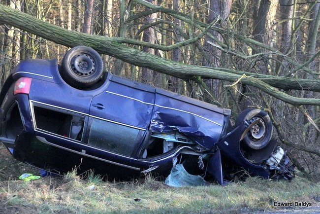 Dachowanie samochodu koło Krzemieniewa (zdjęcia)