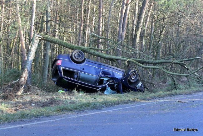 Dachowanie samochodu koło Krzemieniewa (zdjęcia)