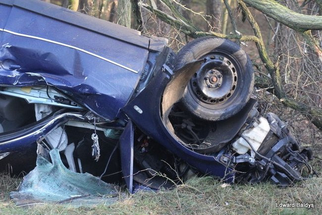 Dachowanie samochodu koło Krzemieniewa (zdjęcia)