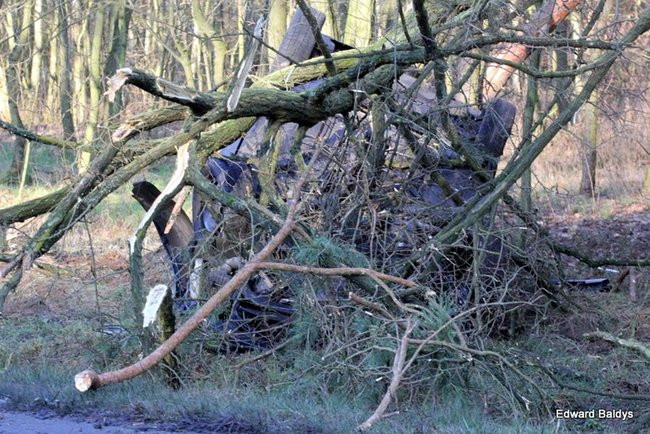 Dachowanie samochodu koło Krzemieniewa (zdjęcia)