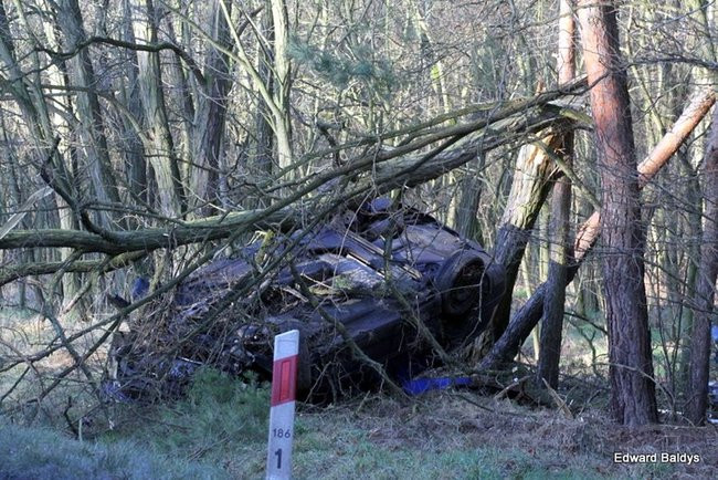 Dachowanie samochodu koło Krzemieniewa (zdjęcia)