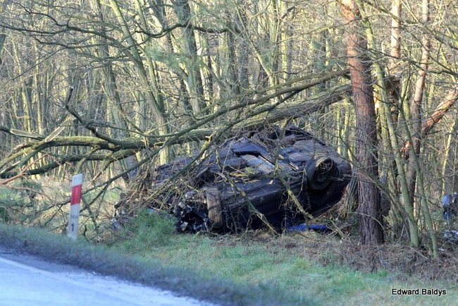 Dachowanie samochodu koło Krzemieniewa (zdjęcia)