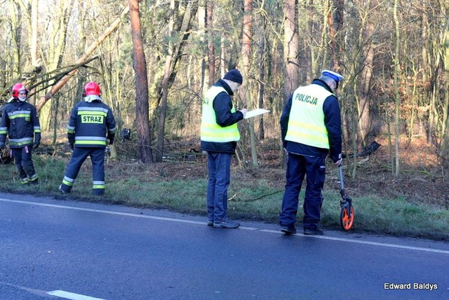 Dachowanie samochodu koło Krzemieniewa (zdjęcia)