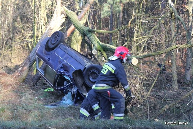 Dachowanie samochodu koło Krzemieniewa (zdjęcia)
