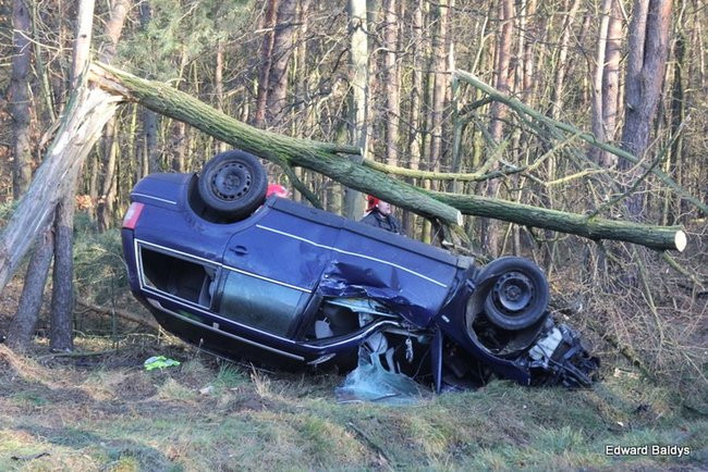 Dachowanie samochodu koło Krzemieniewa (zdjęcia)