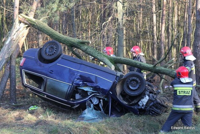 Dachowanie samochodu koło Krzemieniewa (zdjęcia)