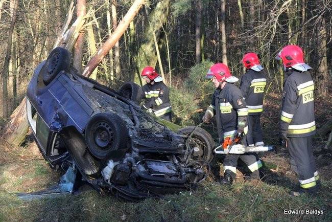 Dachowanie samochodu koło Krzemieniewa (zdjęcia)