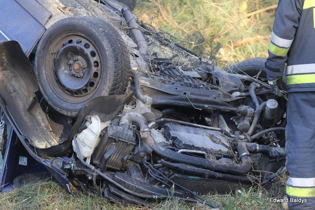 Dachowanie samochodu koło Krzemieniewa (zdjęcia)