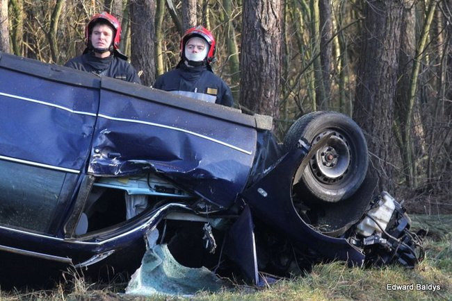 Dachowanie samochodu koło Krzemieniewa (zdjęcia)