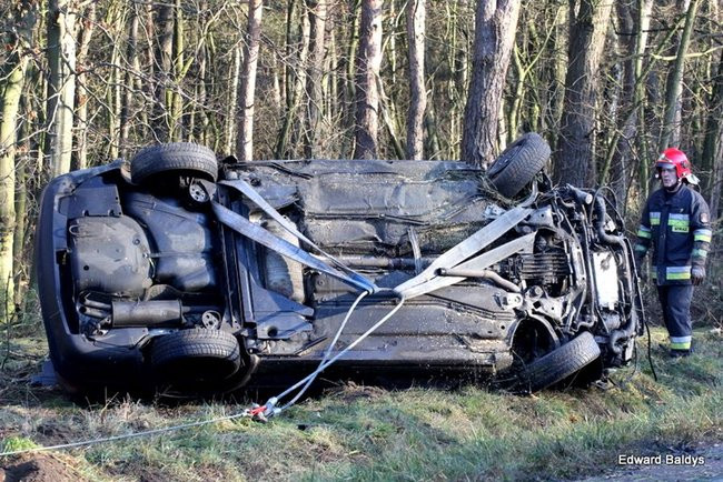 Dachowanie samochodu koło Krzemieniewa (zdjęcia)