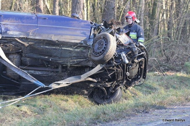 Dachowanie samochodu koło Krzemieniewa (zdjęcia)