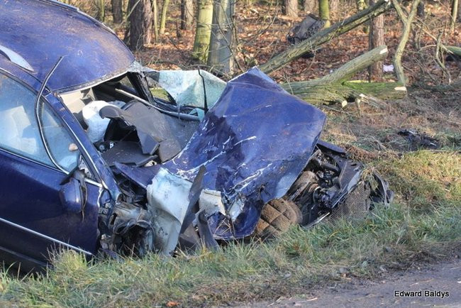 Dachowanie samochodu koło Krzemieniewa (zdjęcia)