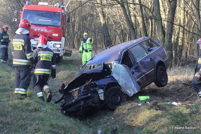 Dachowanie samochodu koło Krzemieniewa (zdjęcia)