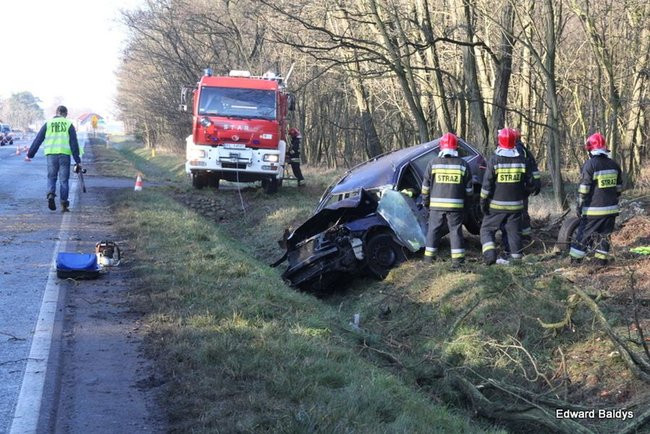 Dachowanie samochodu koło Krzemieniewa (zdjęcia)