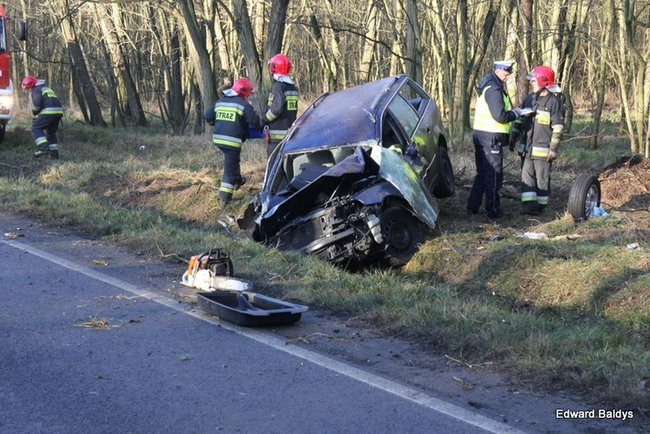 Dachowanie samochodu koło Krzemieniewa (zdjęcia)