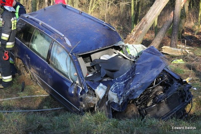 Dachowanie samochodu koło Krzemieniewa (zdjęcia)