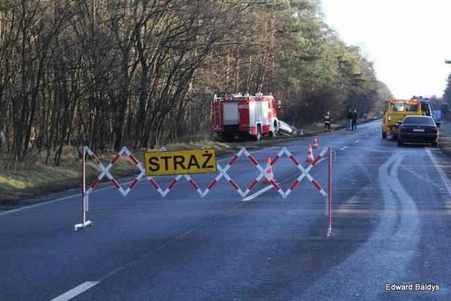 Dachowanie samochodu koło Krzemieniewa (zdjęcia)