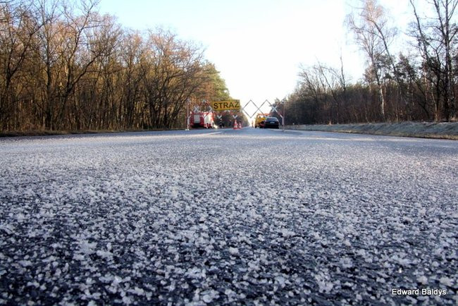 Dachowanie samochodu koło Krzemieniewa (zdjęcia)