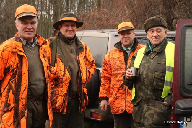 Kilkudziesięciu myśliwych na polowaniu (zdjęcia)