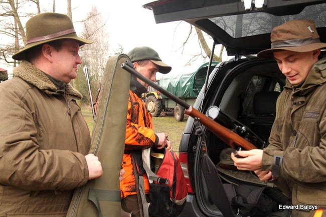 Kilkudziesięciu myśliwych na polowaniu (zdjęcia)