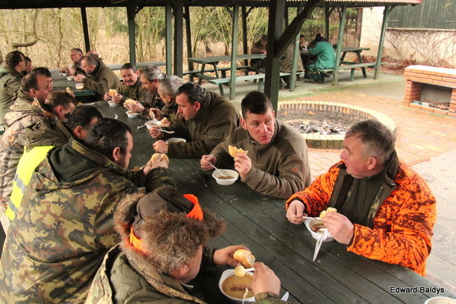 Kilkudziesięciu myśliwych na polowaniu (zdjęcia)