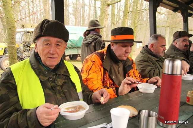 Kilkudziesięciu myśliwych na polowaniu (zdjęcia)