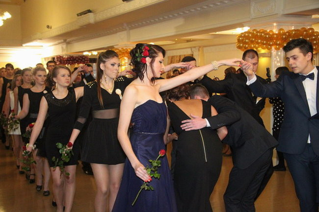 Sezon studniówkowy rozpoczęty (zdjęcia)