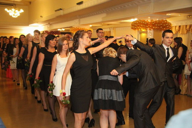 Sezon studniówkowy rozpoczęty (zdjęcia)