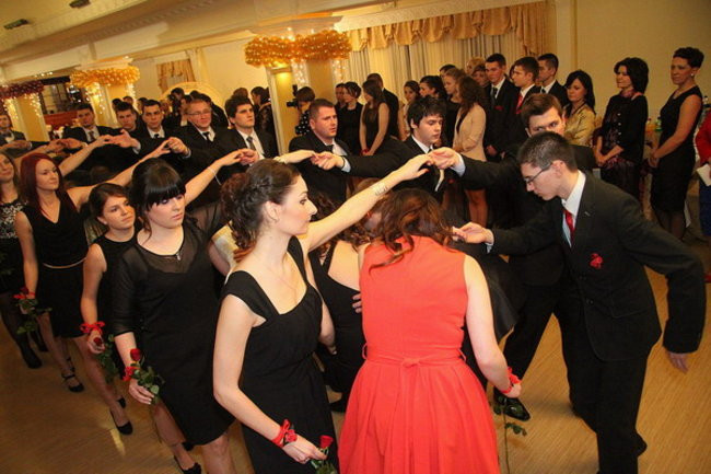 Sezon studniówkowy rozpoczęty (zdjęcia)