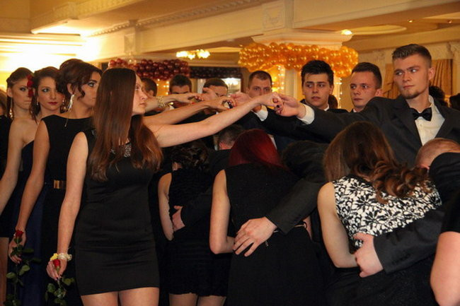 Sezon studniówkowy rozpoczęty (zdjęcia)