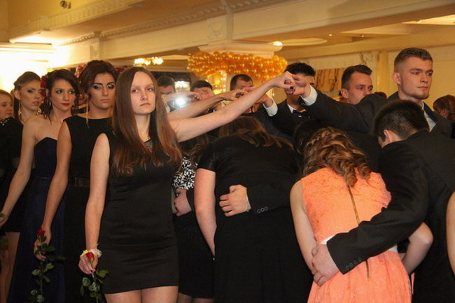 Sezon studniówkowy rozpoczęty (zdjęcia)