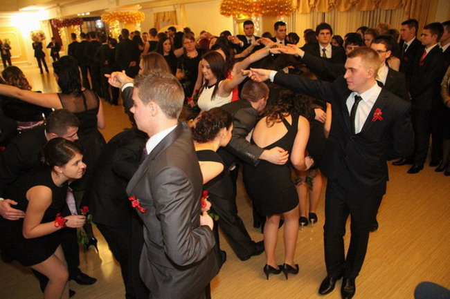 Sezon studniówkowy rozpoczęty (zdjęcia)