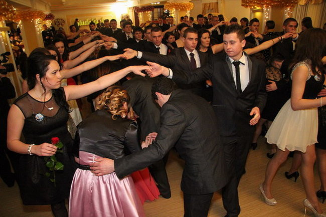 Sezon studniówkowy rozpoczęty (zdjęcia)